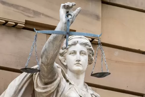 Falls der Angeklagte wegen Vergewaltigung in mehreren Fällen verurteilt wird, drohen ihm mehr als zwei Jahre in Haft. 