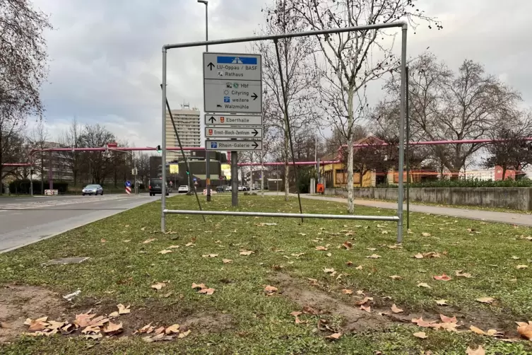 An der Rheinuferstra&szlig;e stand am Freitagmorgen schon der Rahmen f&uuml;r ein Gro&szlig;plakat bereit. 