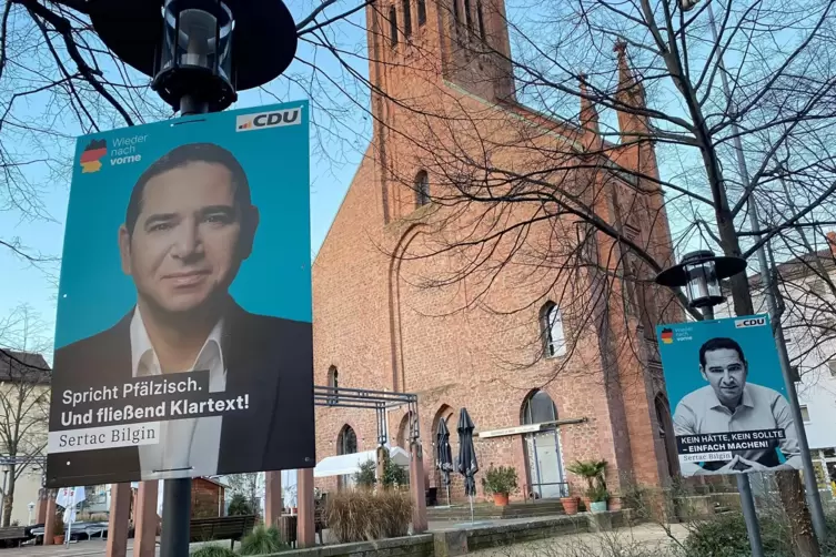 Die CDU h&auml;ngte am Freitagnachmittag erste Plakate ihres Kandidaten in der Ludwigshafener Innenstadt auf.