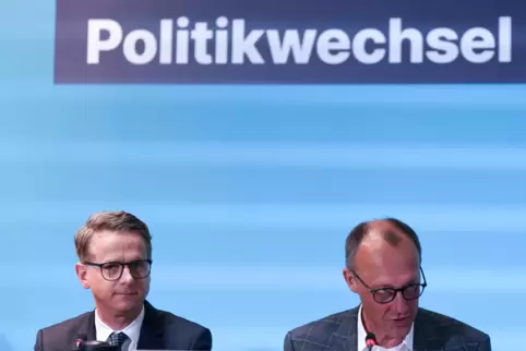 Einen Politikwechsel versprechen CDU-Chef Friedrich Merz (rechts) und der Generalsekretär der Partei, Carsten Linnemann.
