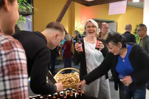 Fröhliche Stimmung: Ausschank beim Neujahrsempfang im Foyer der Stadthalle. Fröhliche Stimmung: Ausschank beim Neujahrsempfang im Foyer der Stadthalle.