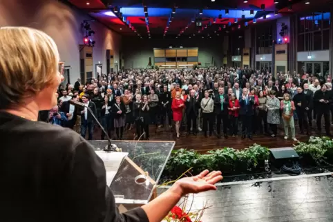 Viel Betrieb vor der Bühne: Unter anderem Vertreter aus der Kommunalpolitik waren gekommen. Am Mikrofon: Stefanie Seiler. Viel Betrieb vor der Bühne: Unter anderem Vertreter aus der Kommunalpolitik waren gekommen. Am Mikrofon: Stefanie Seiler.