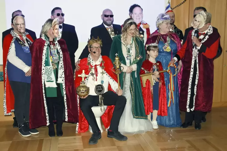 &bdquo;Prinzregent Marold&ldquo;, hier noch auf seinem Thron, &uuml;bergibt den Stadtschl&uuml;ssel in royale Narrenh&auml;nde.