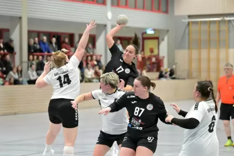 Dreier: Leah Ziegler (am Ball) zählt zu den besten Torschützinnen der HSG Dudenhofen/Schifferstadt.