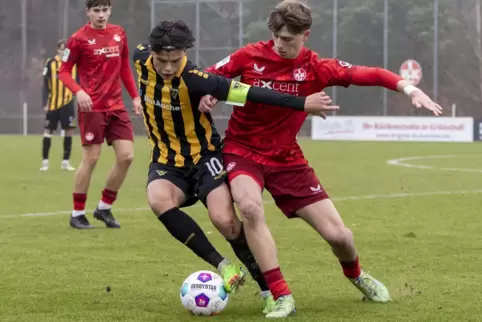 Kian Scheer (rechts), hier im Spiel gegen Aachen, ist einer der Spieler aus der U19 des FCK, der es in ein Nationalteam geschaff