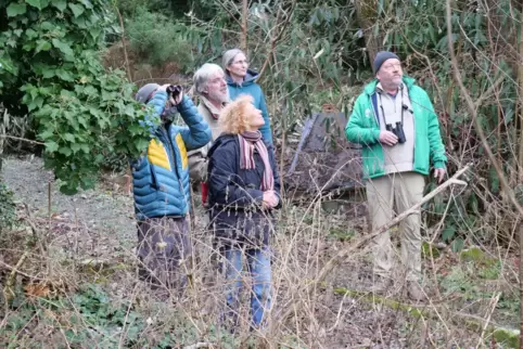 Zählung zur „Stunde der Wintervögel“: Im Garten von Cornelia Osterhorn (vorne) und Walter Kreb (Zweiter von links) sind Christop