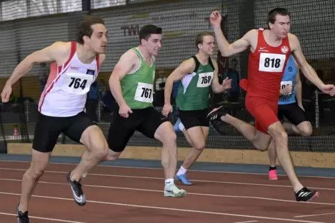 60 Meter: Sebastian Groß (links, TSG Deidesheim) gewinnt vor Samuel Werner (rechts, FCK.)