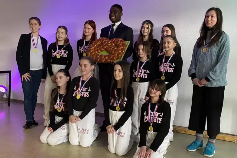 Der Mundenheimer Ortsvorsteher Raymond H&ouml;ptner mit der Hip-Hop-Gruppe der Tanzschule Weile.