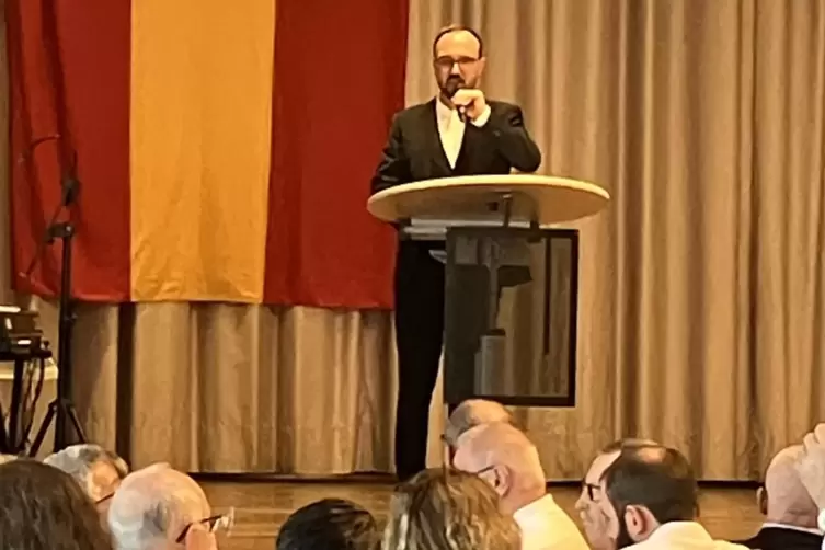 Ruchheims Ortsvorsteher Dennis Schmidt (CDU) begr&uuml;&szlig;te zahlreiche Vertreter aus Politik und Gesellschaft. 