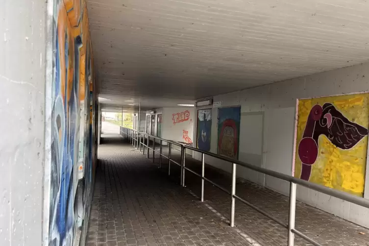 Wenig einladend: Die Unterf&uuml;hrung am Bahnhof.