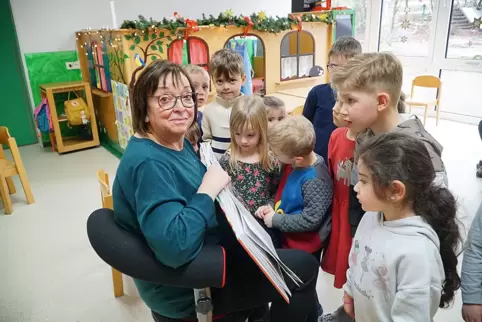Michela Faustmann, Leiterin des Kindergartens Heilig Kreuz, verabschiedet sich nach 43 Jahren von den Kindern. Gemeinsam haben s