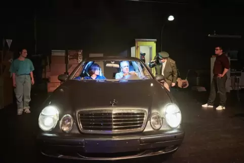 Der Vater als Hochstapler? Rainer Furch führt seine Familie in der Theateradaption des Romans von Arno Frank durch halb Europa.