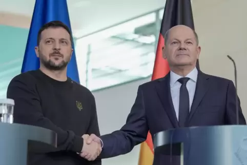 Kanzler Olaf Scholz (rechts) hat in den vergangenen Jahren immer wieder gezögert, der Ukraine wirksam zu helfen – auch wenn letz