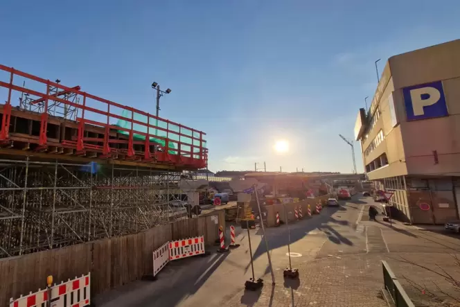 Lückenschluss in Sicht: Es fehlen nur wenige Meter von der neuen Hochstraße Süd bis zur Weißen Hochstraße. Lückenschluss in Sicht: Es fehlen nur wenige Meter von der neuen Hochstraße Süd bis zur Weißen Hochstraße.
