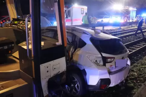 Die Straßenbahn erfasste das Auto auf der Fahrerseite.