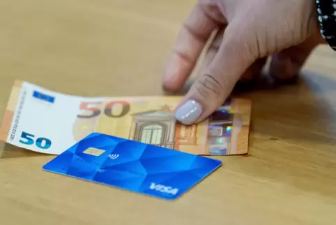 Visa-Debitkarte: eine Möglichkeit als Nutzung als Bezahlkarte. Visa-Debitkarte: eine Möglichkeit als Nutzung als Bezahlkarte.