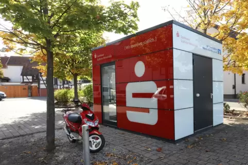 Auf solche Pavillions setzen die Sparkassen und die VR Banken immerh mehr, wenn es um das Geld abheben geht. Die Betonklötze sol