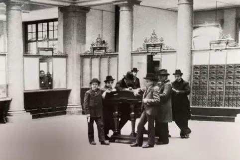 In der heutigen Säulenhalle der Postgalerie: Treffen vor geschätzt 100 Jahren. In der heutigen Säulenhalle der Postgalerie: Treffen vor geschätzt 100 Jahren.