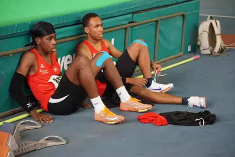 Nach dem Duell: Sidwell Njikam (links) und Adrian Anders – Freunde und Konkurrenten. 