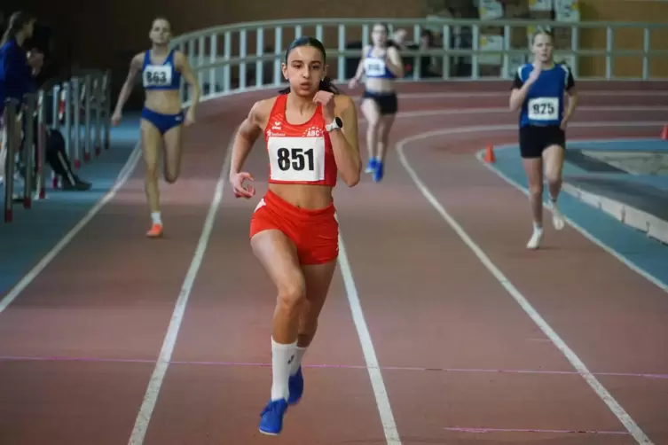 Sara Kohli gewinnt mit gro&szlig;em Vorsprung den Pfalzmeistertitel &uuml;ber 200 Meter 200 Meter. 