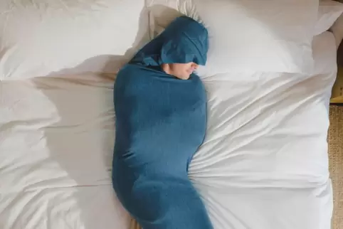 Böse Welt? Lieber nicht! Kuscheldeckenstrampler von „Hug Sleep“ für Erwachsene. 
