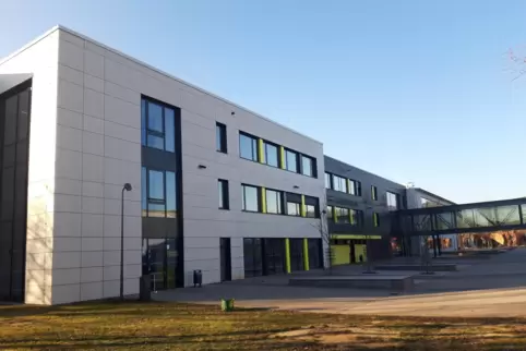 Neubau statt Turnhalle: Für den Abiturjahrgang ist im Neubau der IGS Deidesheim-Wachenheim ein Flur mit zwei Räumen reserviert.