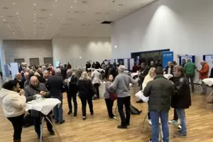 Großes Interesse auch im Foyer vor dem Sitzungssaal an den Ständen von BASF und Vulcan. 