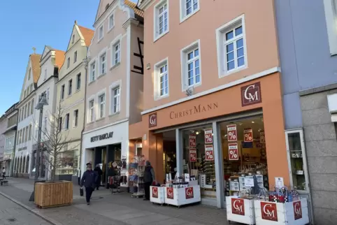 Anbieter von schönen Dingen für den Haushalt in einem der schönsten Gebäude Speyers: Firma Karl Christmann (rechts). Anbieter von schönen Dingen für den Haushalt in einem der schönsten Gebäude Speyers: Firma Karl Christmann (rechts).