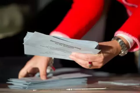 Mehr als nur Stimmen zählen: Wahlhelfer bei der Bundestagswahl.