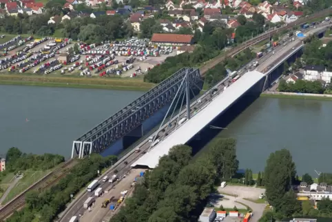 Komplizierte Sanierung mit ultrahochfestem Beton: Zeitweise war eine Brückenhälfte mit einem Zelt bedeckt.