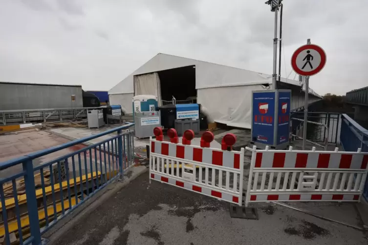Weil der Beton sehr empfindlich ist, wurde in einem Zelt gearbeitet.