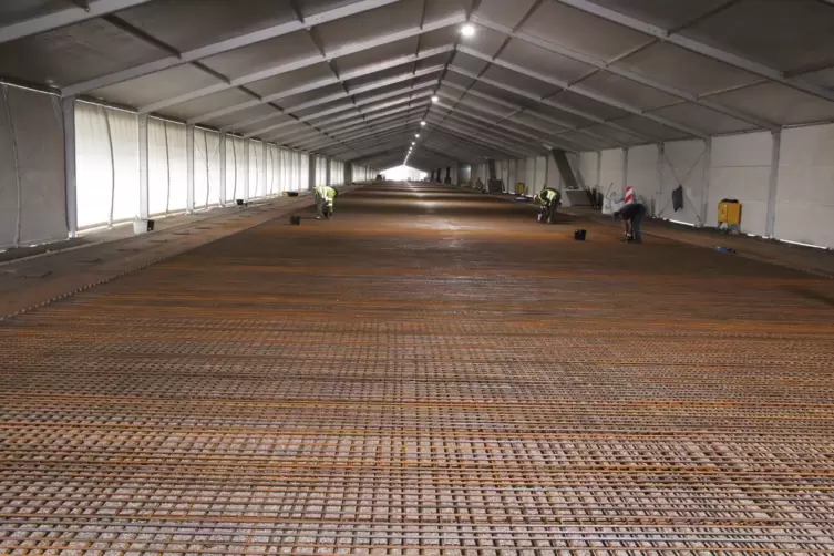 Die Stahlmatten sind ausgelegt, der Beton kann gegossen werden.