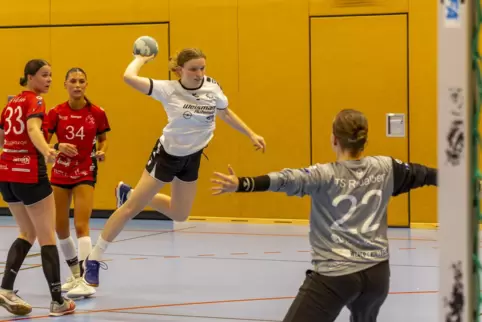 Die HR-Damen, hier Ronja Ollig beim Torwurf im Spiel gegen Rodalben II, gehen mit Erfolgschancen in ihr Auswärtsspiel in Dannsta