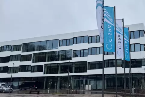 Noch wehen die Fahnen des Cispa-Zentrums auf dem Campus der Saar-Uni – bis Ende 2026 soll die Forschungseinrichtung aber nach St