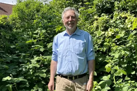 Christoph Künast im Mai 2023 in seinem Garten in Otterstadt. 
