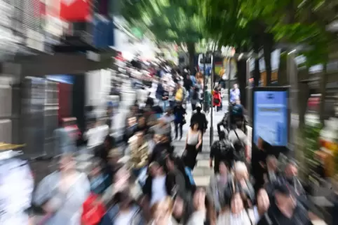 Der Konsum schwächelt: Die Menschen sind verunsichert und halten ihr Geld zusammen. 