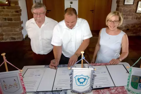 2022: Stadt- und Gemeindepolitiker schmieden Kasernenpläne. Auf dem Foto unterzeichnen (von links) der damalige Ortsbeigeordnete 2022: Stadt- und Gemeindepolitiker schmieden Kasernenpläne. Auf dem Foto unterzeichnen (von links) der damalige Ortsbeigeordnete