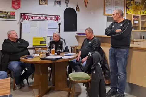 Nachbesprechung (von links): Klaus Karl, Vorsitzender Verbandsspielausschuss, Ralf Jäger, Schiriobmann Südpfalz, Klaus Rings, Vo