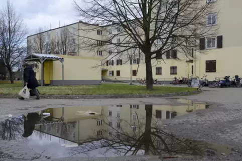 Weil sie nicht mehr bewohnbar sind, steht ein Teil der Wohnungen in der Kropsburgstraße leer. Jetzt sollen sie notdürftig sanier