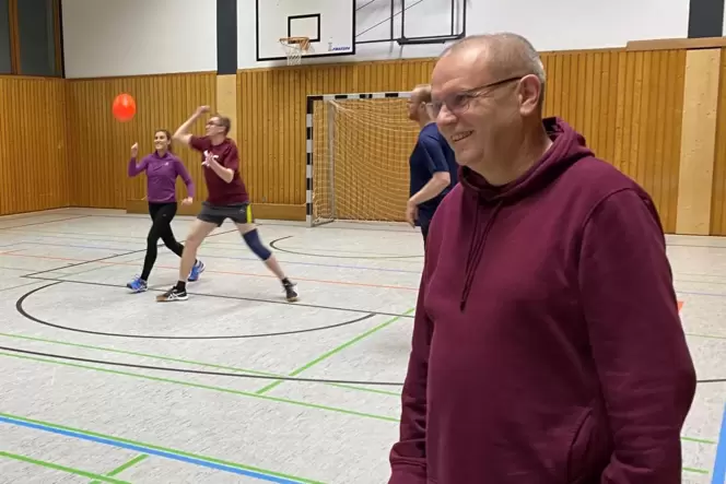Mal nur zuzuschauen, wenn andere, wie zum Beispiel seine erwachsenen Kinder Lena und Leo Hettrich (hinten von links) seine Aufga Mal nur zuzuschauen, wenn andere, wie zum Beispiel seine erwachsenen Kinder Lena und Leo Hettrich (hinten von links) seine Aufga