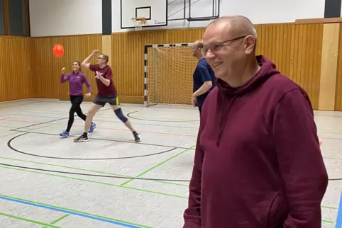 Mal nur zuzuschauen, wenn andere, wie zum Beispiel seine erwachsenen Kinder Lena und Leo Hettrich (hinten von links) seine Aufga Mal nur zuzuschauen, wenn andere, wie zum Beispiel seine erwachsenen Kinder Lena und Leo Hettrich (hinten von links) seine Aufga