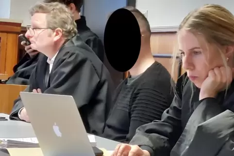 Der 36-jährige Angeklagte (Mitte) hatte am ersten Verhandlungstag vor einer Woche gestanden und seinen Opfern versprochen: „Sie 