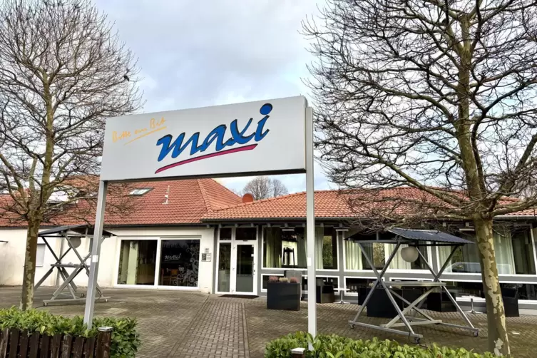 Etwas abgelegen, daf&uuml;r mit reichlich Parkpl&auml;tzen und ohne Nachbarn, die von L&auml;rm gest&ouml;rt sein k&ouml;nnten: Das Maxi befindt sich unw