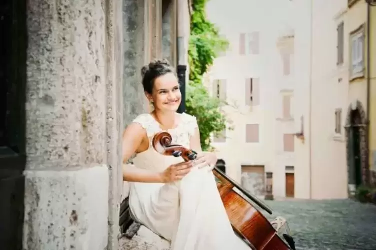 Raphaela Gromes, die führende deutsche Cellistin ihrer Generation, spielt Werke von Robert Schumann und Henriëtte Bosmans.
