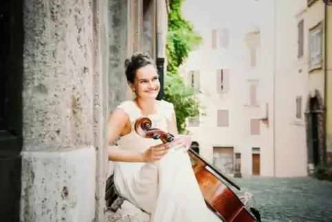 Raphaela Gromes, die führende deutsche Cellistin ihrer Generation, spielt Werke von Robert Schumann und Henriëtte Bosmans.