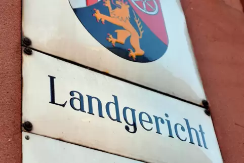 In rund zwei Wochen soll der Prozess fortgeführt werden. Ob die beiden Angeklagten dann die Aufforderung des Richters beherzigen