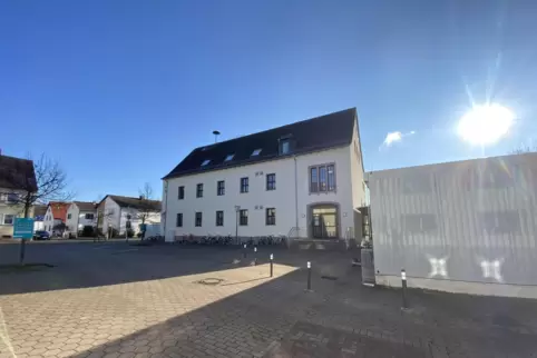 Elterntaxis sind vor der Kurpfalzschule in Schauernheim seit vielen Jahren schon ein großes Problem.