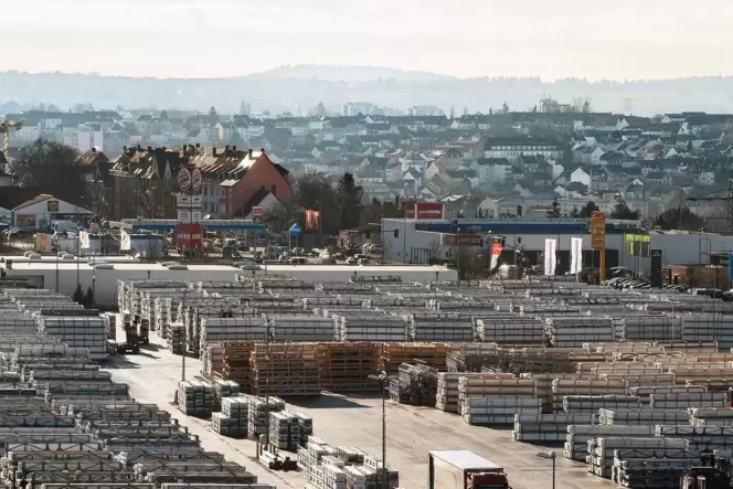 Kunststoffprofile (fast) so weit das Auge reicht. Hinter dem Profine-Werksgelände ist die Stadt Pirmasens zu erkennen. Kunststoffprofile (fast) so weit das Auge reicht. Hinter dem Profine-Werksgelände ist die Stadt Pirmasens zu erkennen.