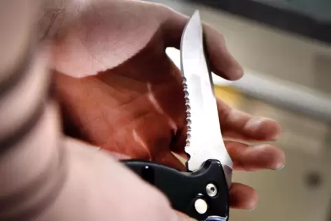 Der 35-jährige Angeklagte hatte seinen Freund hinterrücks mit einem Messer angegriffen. 