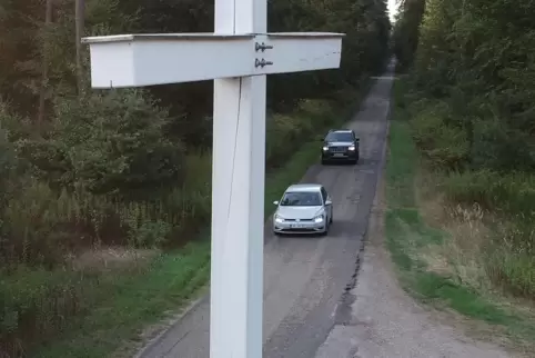 Auf halber Strecke der K 23 durch den Bienwald liegt das Weiße Kreuz; auf manchen Karten ist dort noch ein Wanderparkplatz einge